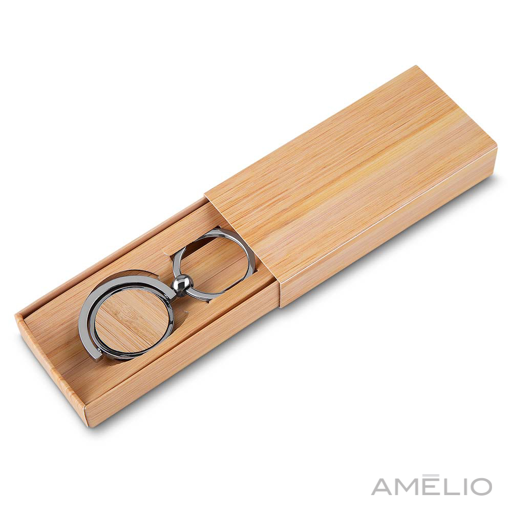 Chaveiro de metal com detalhe em bambu